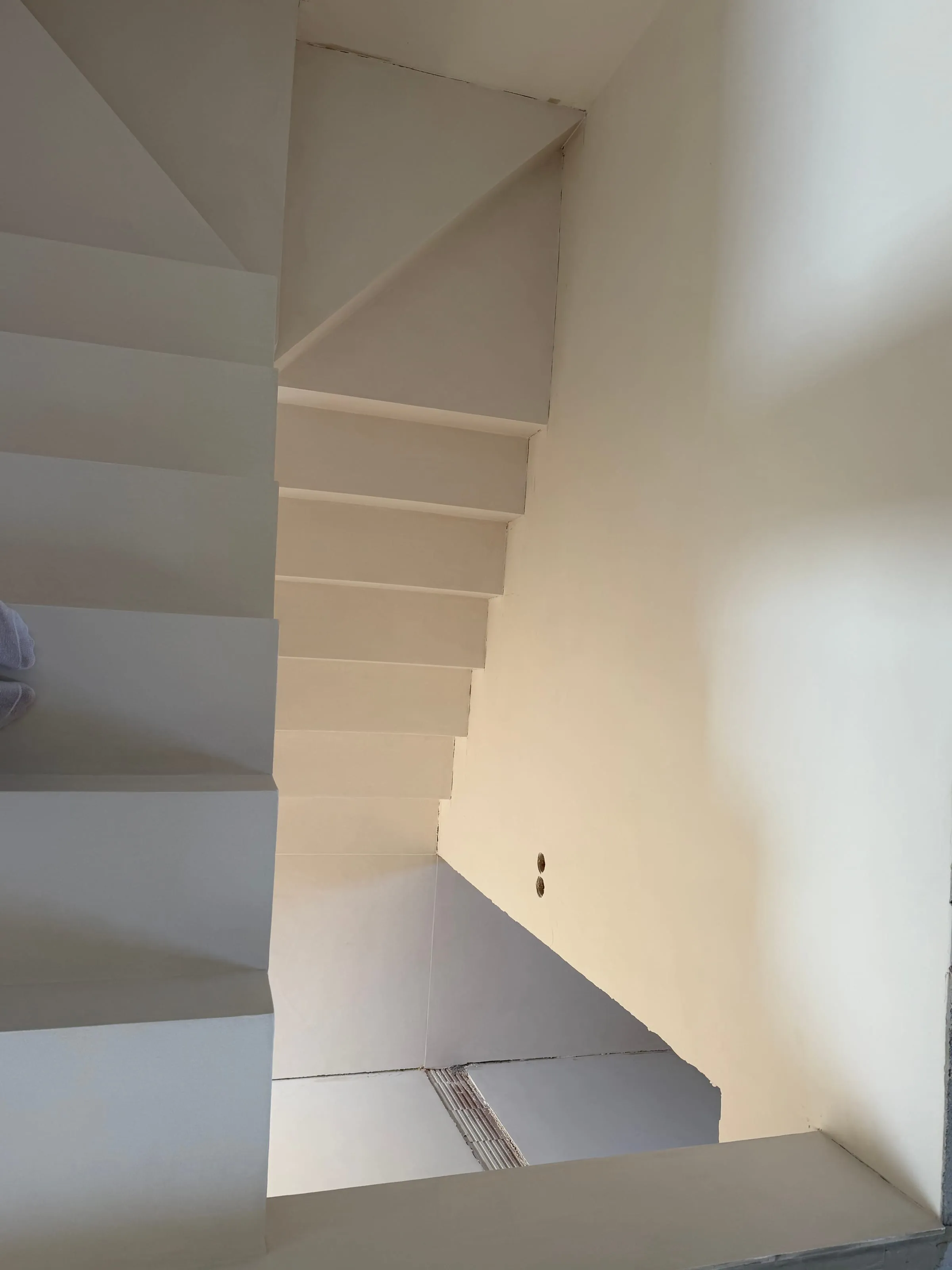 Schody z mikrocementu, widok na bieg schodów