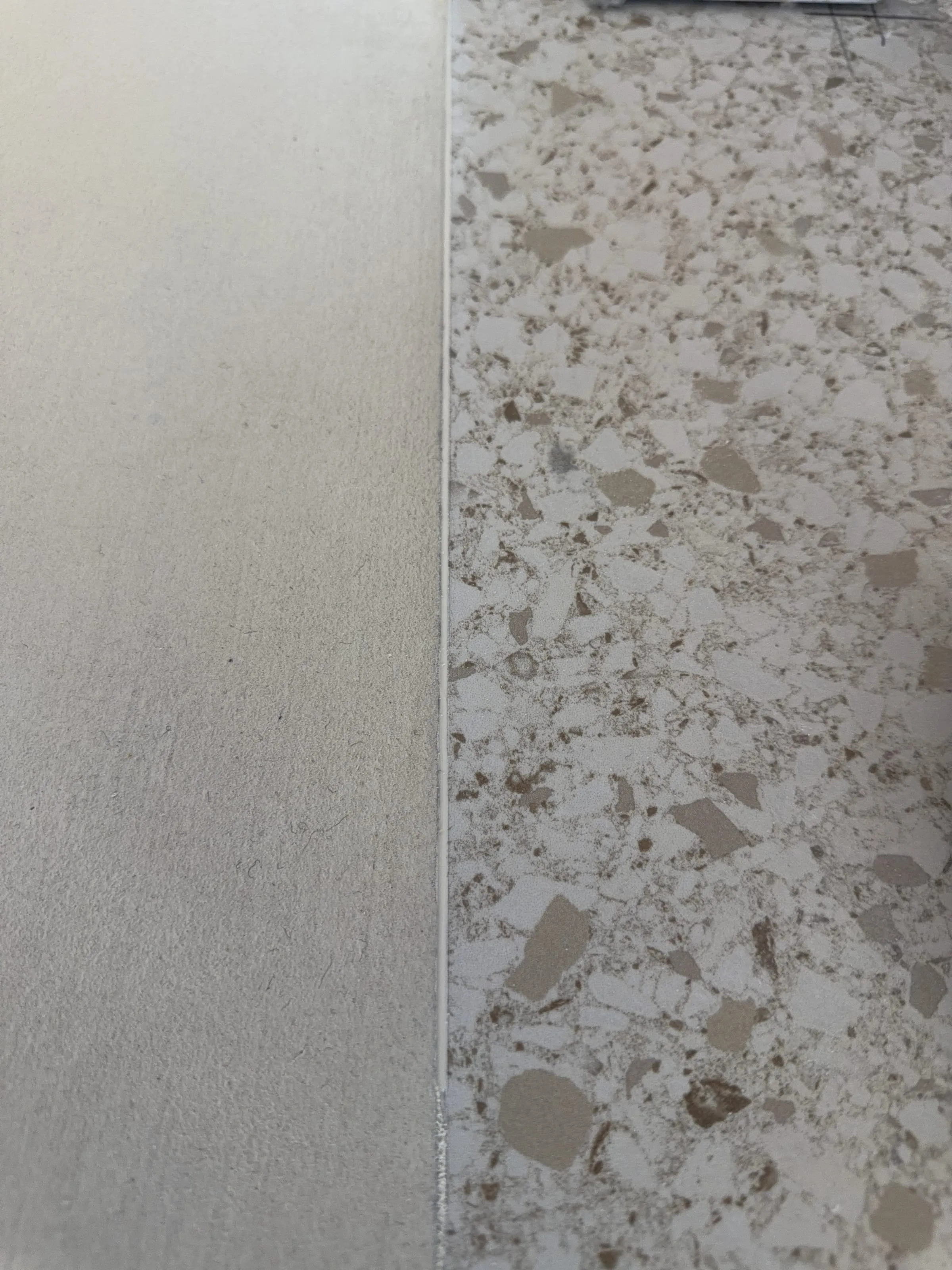 Precyzyjne połączenie mikrocementu z płytką ceramiczną bez listwy wykończeniowej