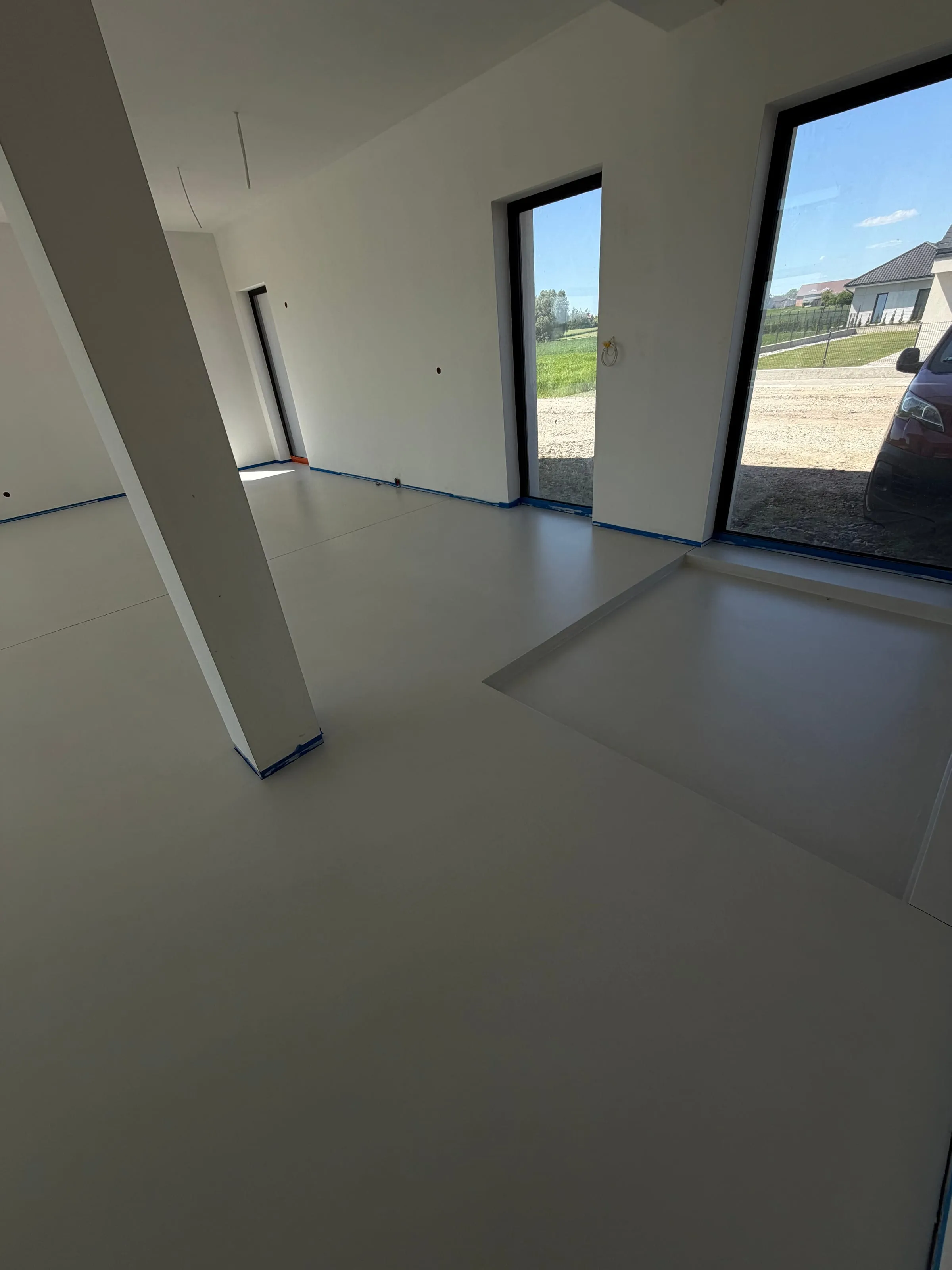 Wnętrze z jednolitą posadzką bez podziałów materiałowych