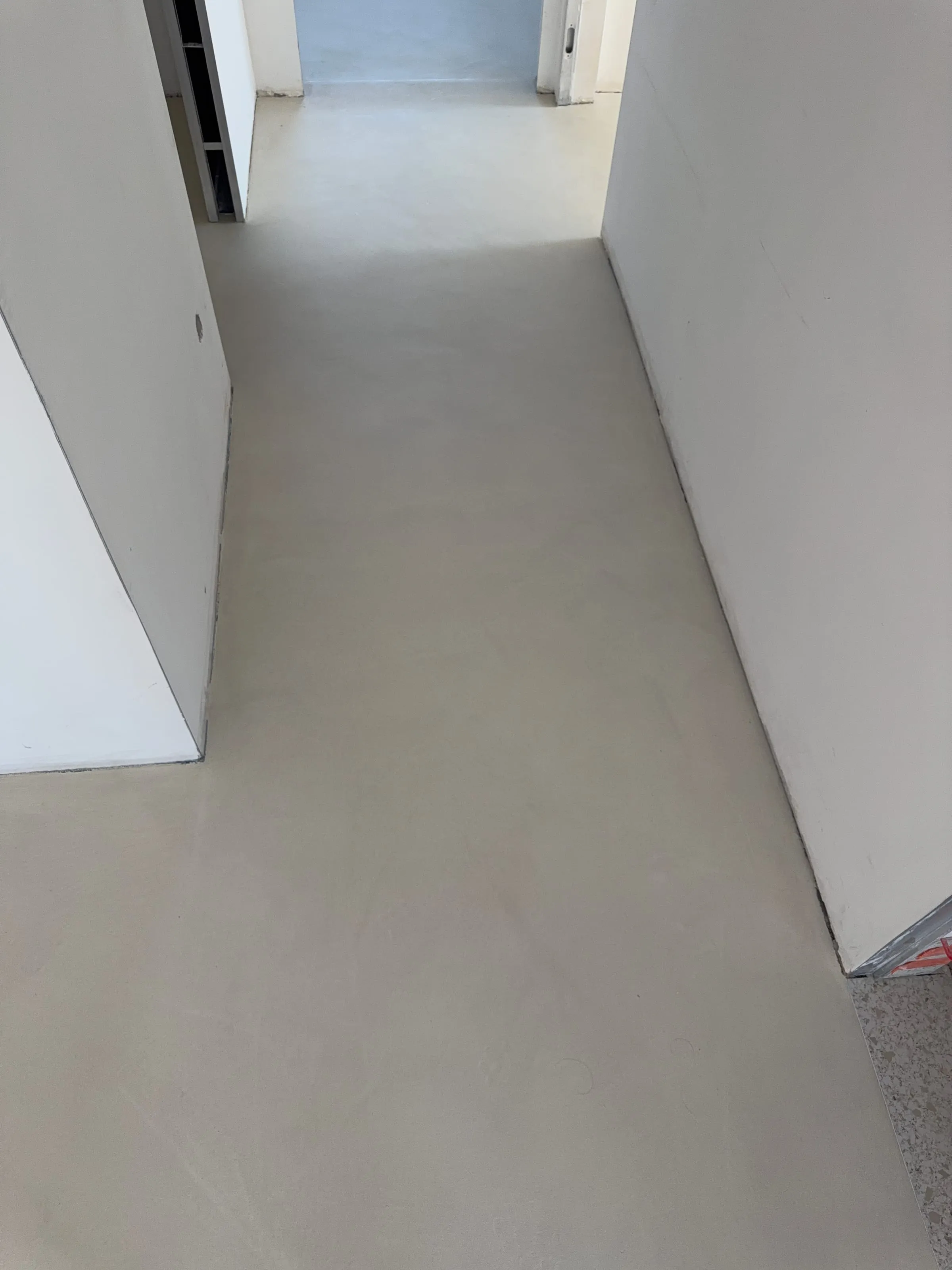 Komunikacja z posadzką z mikrocementu prowadząca do schodów
