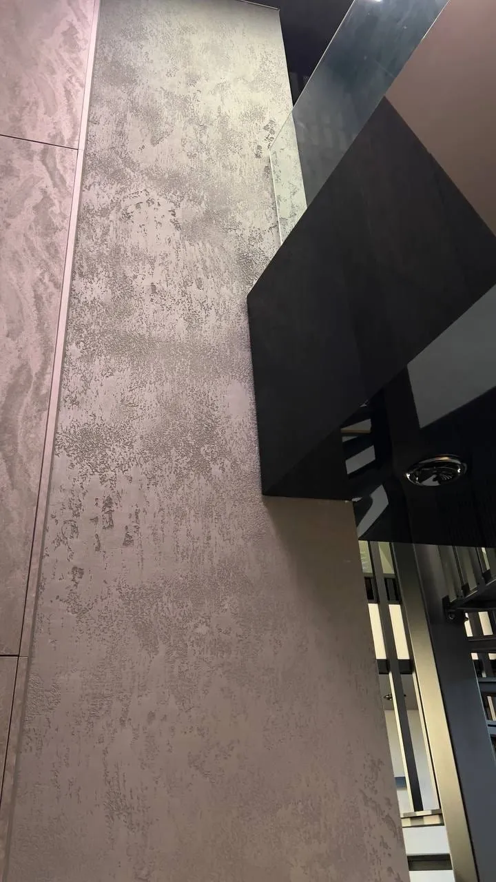 Ściana w kolorze Storm Graphite z efektem przycierania przy schodach
